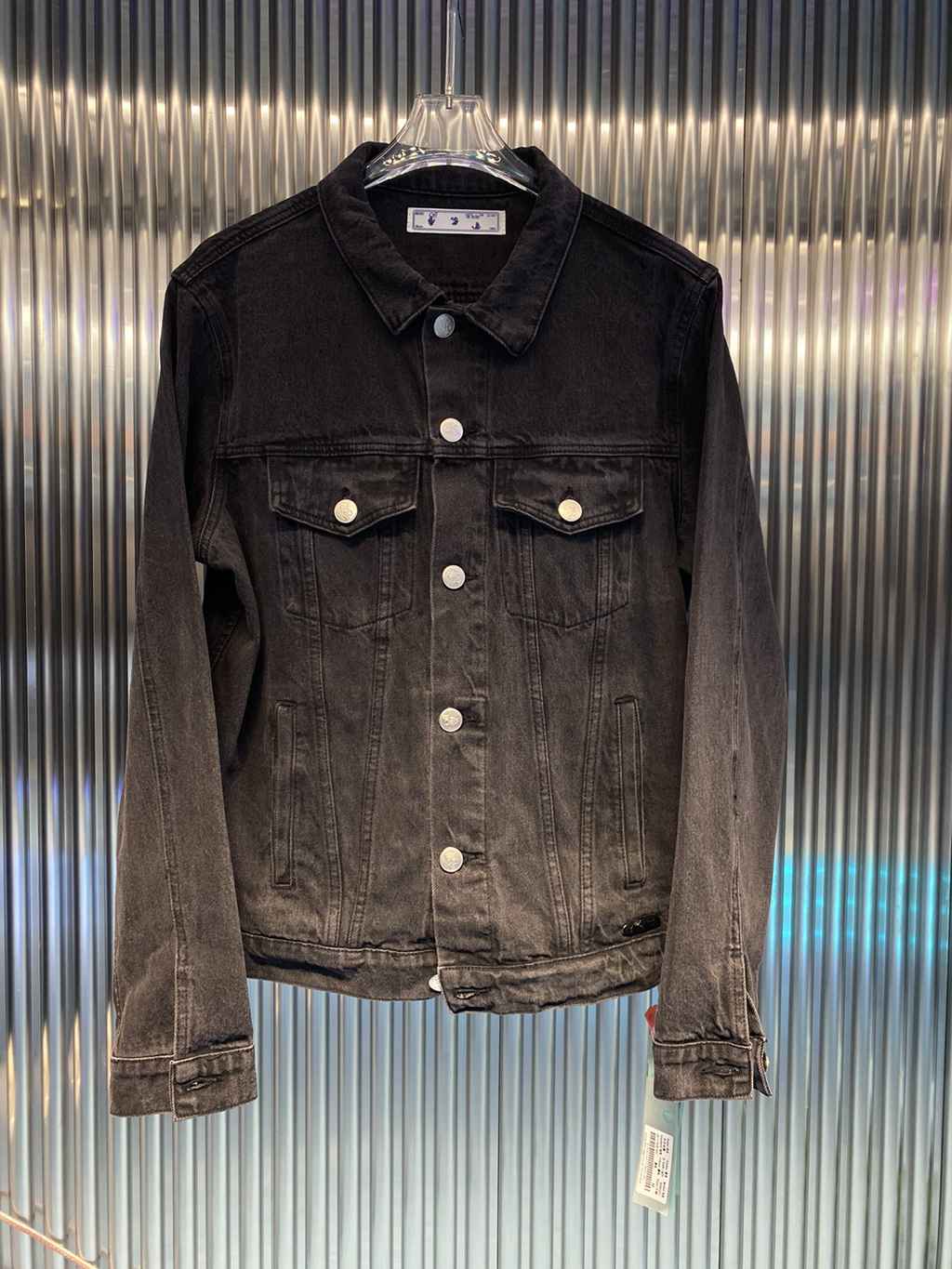 OFF WHITE